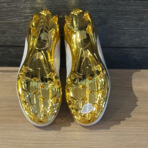 Nike Men's White and Gold Athletic Cleats - Picture 4 of 4